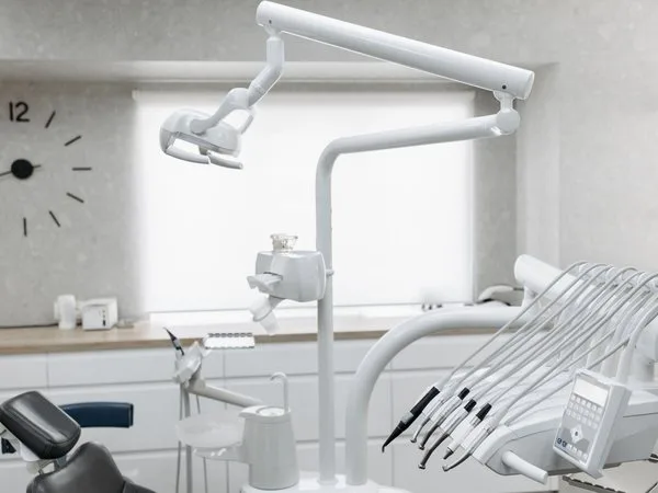 Gabinete dental con la lámpara de exploración preparada