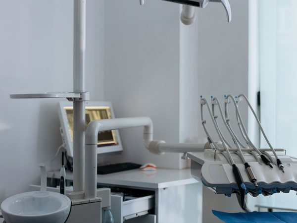 Instrumental del gabinete dental listo para una intervención