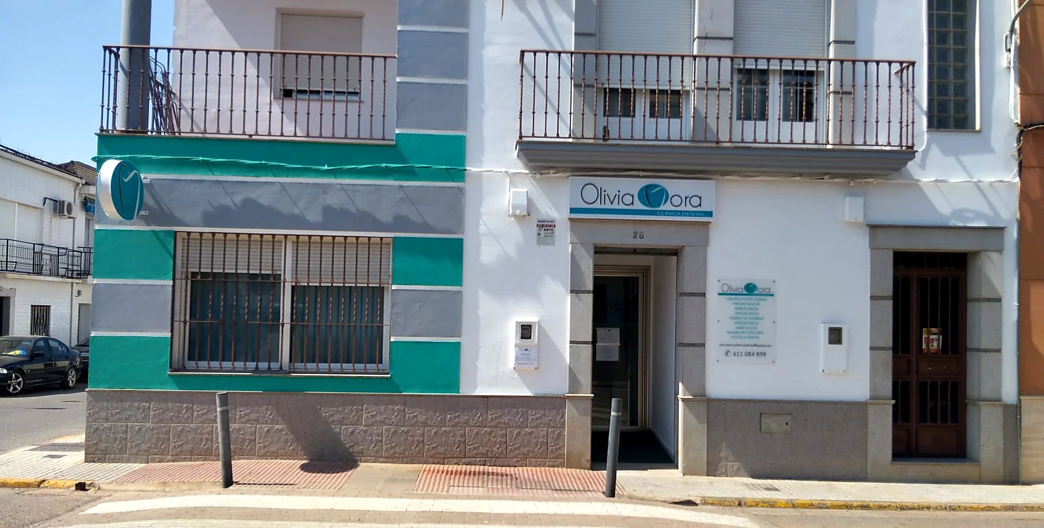 Fachada de Olivia Mora Clínica Dental en la Avenida Constitución, 26, de Arroyo de San Serván
