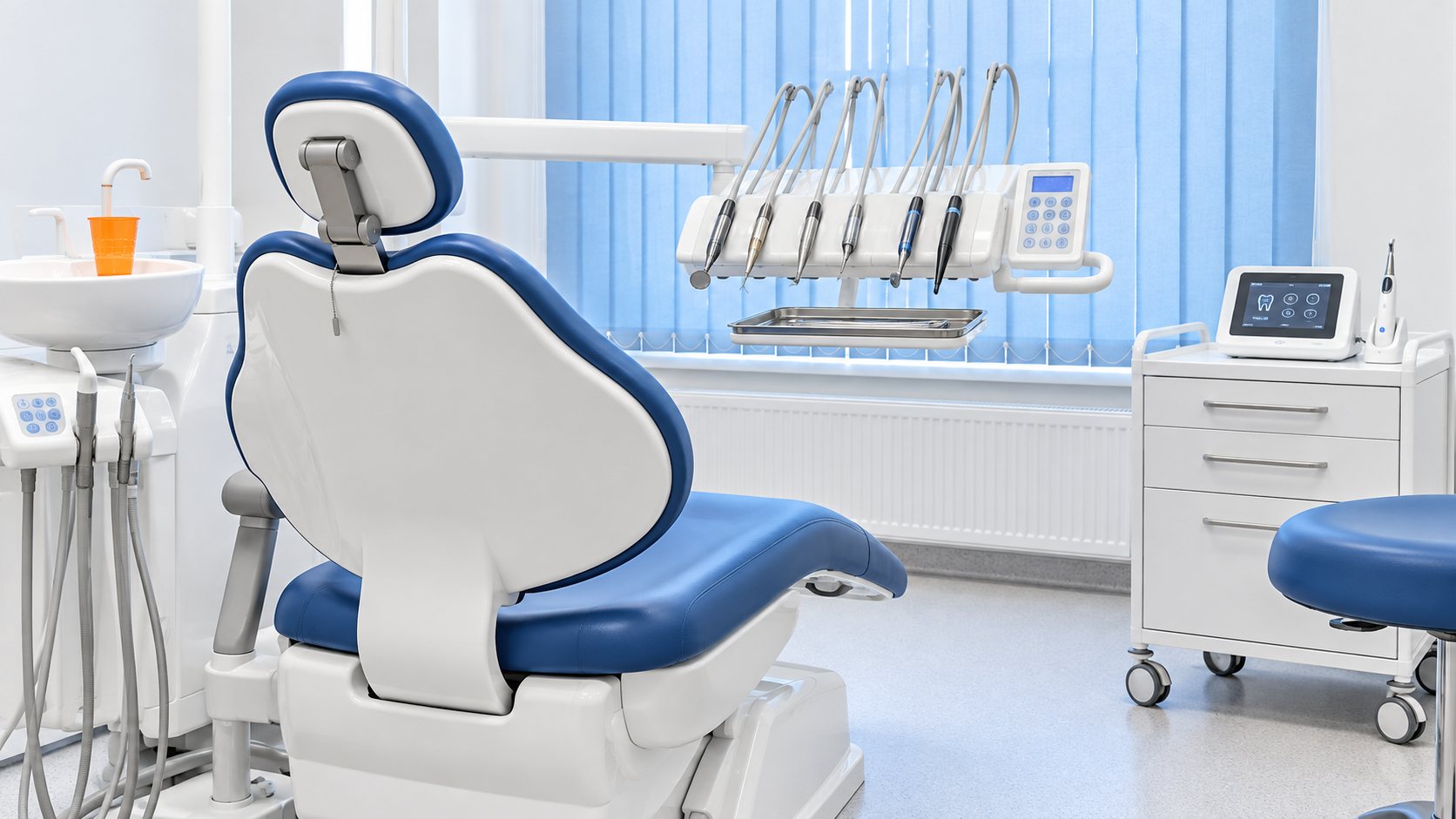 Sillón dental y equipo de uno de los gabinetes de la clínica