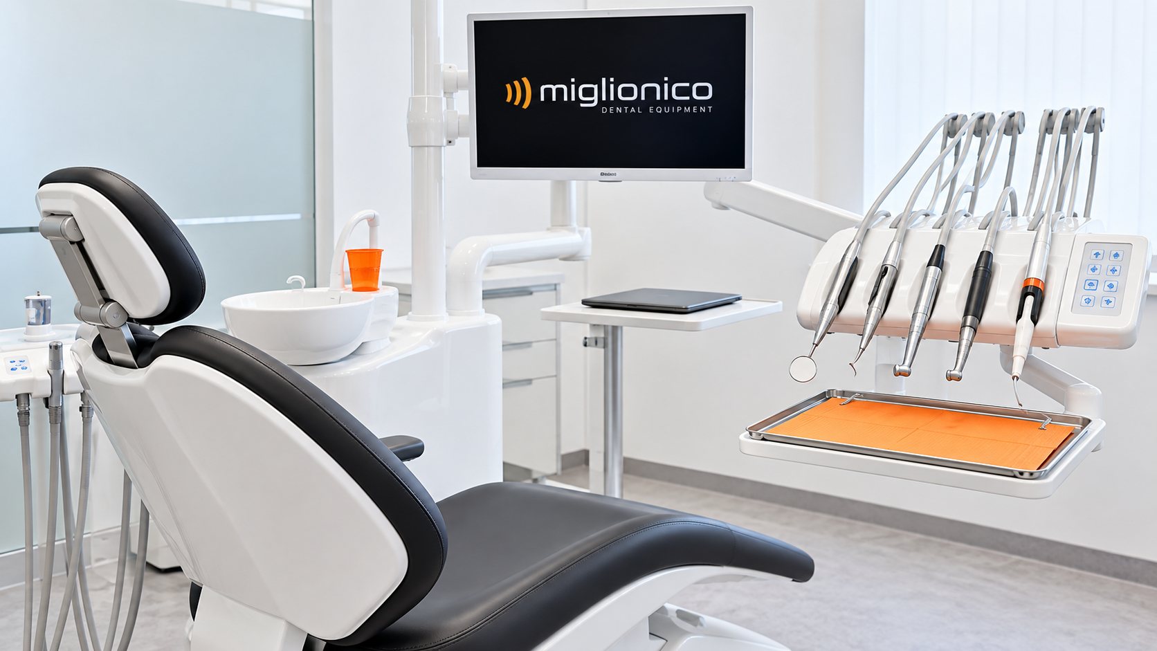 Gabinete de la clínica con el sillón dental y el monitor de apoyo