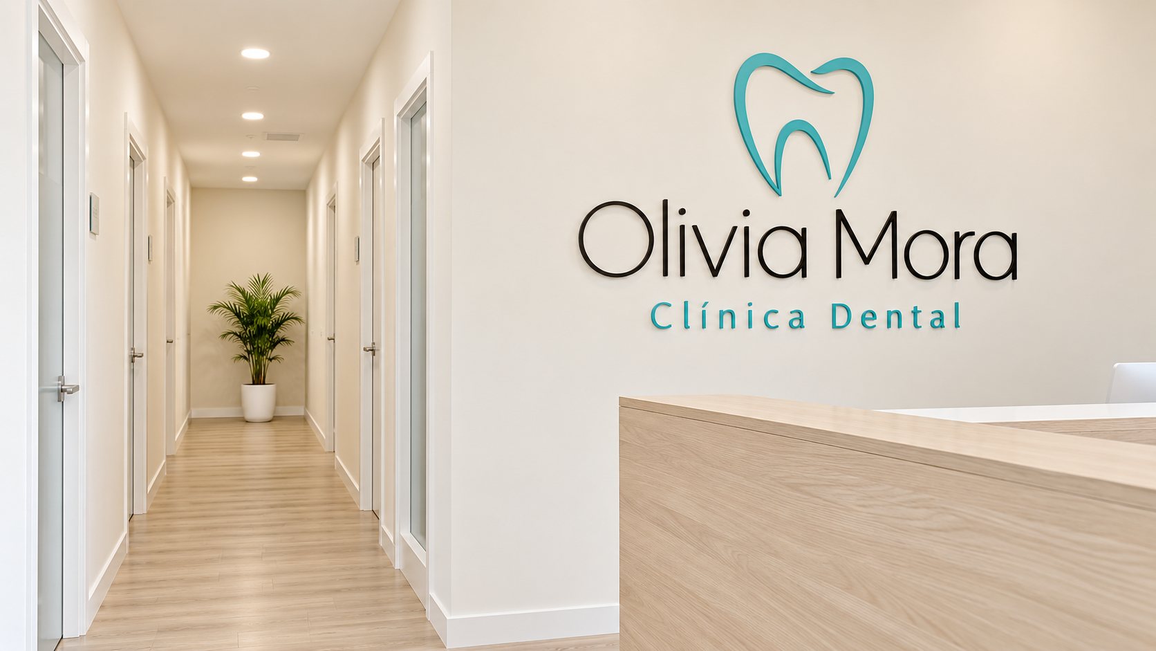 Recepción de Olivia Mora Clínica Dental, con el logotipo en la pared y el pasillo a los gabinetes